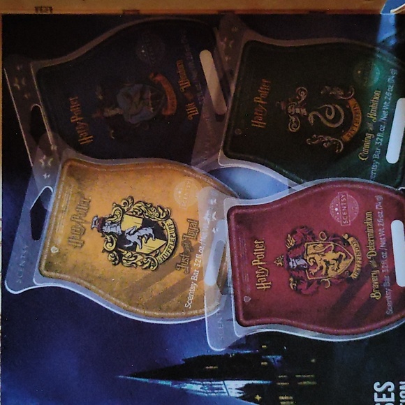 Harry Potter Hogwarts Scentsy Warmer and Wax Melts Chest Box Set - Picture 4 of 13
